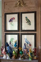 Exposition de peintures et ornements sur le thème des oiseaux