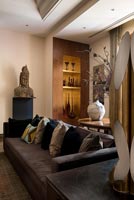 Canapé en cuir noir dans un salon moderne
