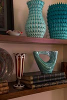 Céramique sarcelle sur étagère en bois