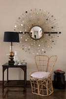 Chaise en bambou et miroir vintage décoratif - détail du mobilier