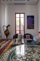 Tables décoratives et œuvres d'art dans un salon moderne