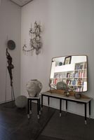 Miroir sur table d'appoint avec sculptures