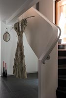 Robe suspendue à un escalier contemporain