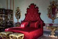 Lit rouge dans une chambre classique luxueuse