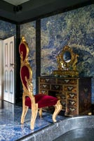 Chaise trône rouge et or dans la salle de bain classique