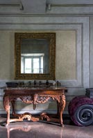 Table console et miroir richement sculptés