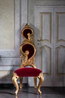 Chaise style trône doré en velours rouge