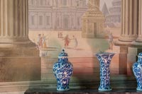 Vases bleus et blancs à côté du mur de fresque