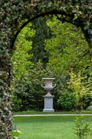 Grande urne ornementale dans le jardin à la française