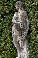 Statue classique dans le jardin - détail