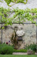 Statue classique dans le jardin