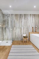 Salle de bain moderne avec mur en marbre