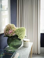 Couper les fleurs d'hortensia dans un vase
