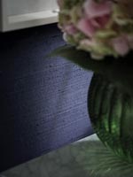 Détail de mur peint violet - fleurs d'hortensia coupées dans un vase