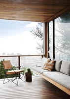 Chaises sur balcon moderne orné