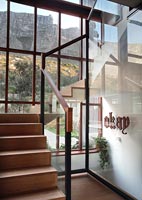Escalier contemporain avec mur de verre et vue panoramique