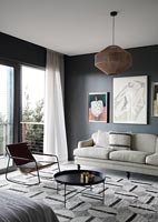 Salon moderne avec murs peints en gris foncé