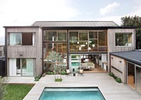 Extérieur de maison moderne avec piscine