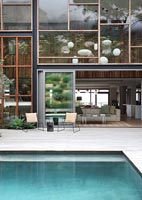 Extérieur de maison moderne avec piscine et terrasse ornée