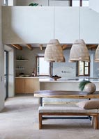 Cuisine-salle à manger contemporaine ouverte blanche avec des meubles en bois