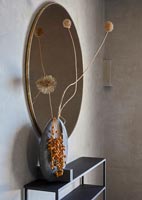 Détail du miroir ovale et vase de fleurs séchées