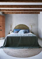 Chambre champêtre avec tapis et tête de lit assortis