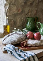 Détail de pain et de fruits sur le plan de travail de cuisine de campagne