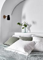 Oreillers et coussins sur lit avec alcôve cintrée et tête de lit intégrée