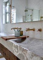 Lavabos en pierre dans la salle de bains de campagne moderne