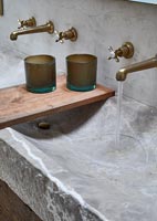 Lavabos en pierre dans la salle de bains de campagne moderne