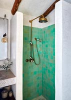 Douche carrelée verte dans la salle de bains de pays blanc
