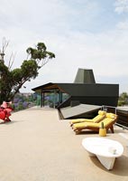 Espace de vie extérieur moderne sur toit-terrasse contemporain
