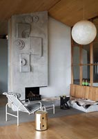 Salon contemporain avec cheminée en béton texturé inhabituelle