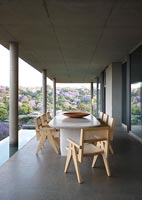 Salle à manger extérieure sur terrasse en béton moderne avec vue panoramique