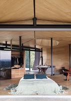 Chambre contemporaine avec plafond et murs en bois inhabituels
