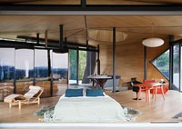 Chambre en bois contemporaine avec plafond et murs en bois inhabituels