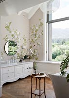 Salle de bain champêtre moderne avec vue panoramique à travers la fenêtre