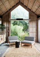 Salon moderne dans une cabane en bois