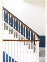 Escalier - avec murs peints en bleu et blanc