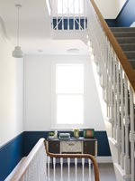 Escalier - avec murs peints en bleu et blanc