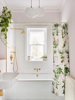 Rideau de douche floral dans la salle de bain moderne