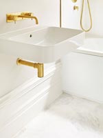 Détail de lavabo de salle de bain moderne avec robinets en or