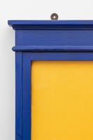 Cadre en bois peint bleu avec panneau de liège recouvert de tissu jaune