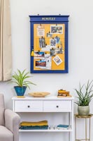 Tableau d'affichage de souvenirs bleu et jaune sur le mur du salon moderne