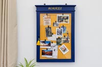 Tableau d'affichage de souvenirs bleu et jaune sur le mur du salon moderne