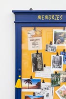 Tableau d'affichage de souvenirs bleu et jaune sur le mur