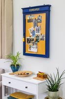 Tableau d'affichage bleu et jaune sur le mur du salon moderne