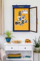 Tableau d'affichage bleu et jaune sur le mur du salon moderne