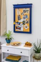 Tableau d'affichage encadré bleu et jaune sur le mur du salon moderne