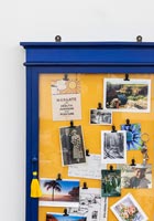 Tableau d'affichage encadré bleu et jaune sur le mur